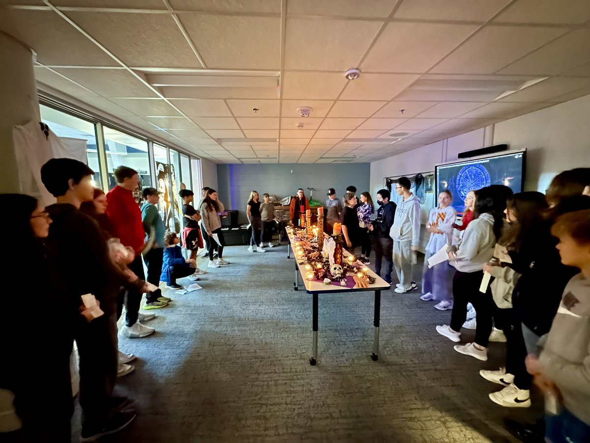 8th grade ELA students performing dramatic readings of Poe’s The Raven w/ @OMS_Library in the haunted mansion. 👻🎃🏚️📖🗣️👂#creepyclassics #poeshoawesome  #poerealpoetry #spookyspeakingandlistening