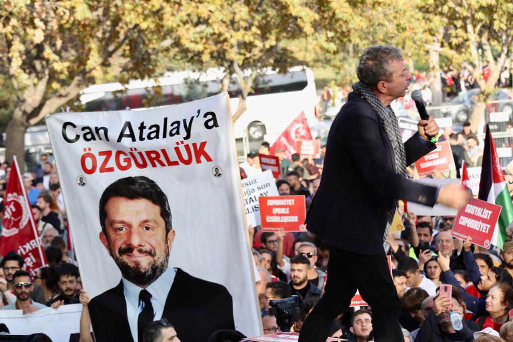 Anayasa Mahkemesi kararına rağmen türlü oyalama taktikleriyle her dakika hukuksuzluğa imza atılıyor. Hatay'ın seçilmiş vekili CAN ATALAY'a özgürlük hemen şimdi...