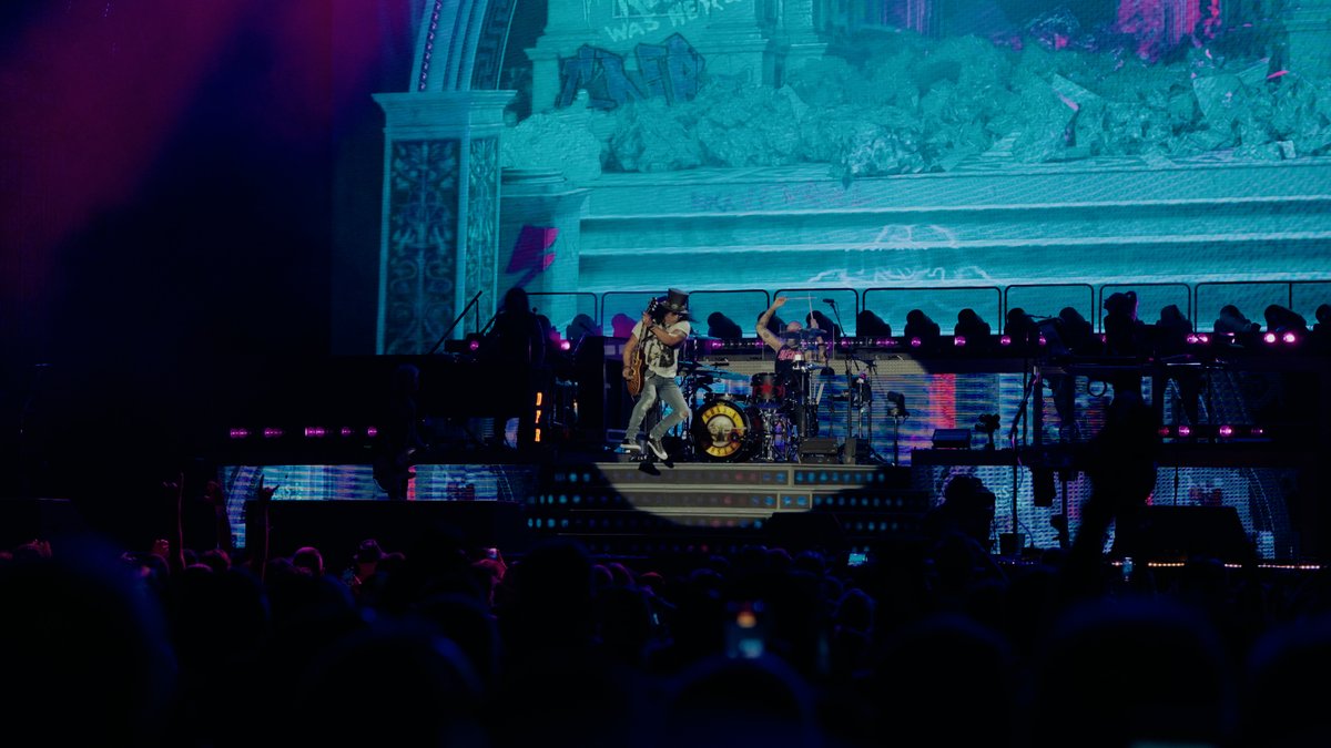 gunsnroses's tweet photo. Houston, it was F'N' good to see you last month! Nice evening with friends 🌹 https://t.co/0QDvovJNy6