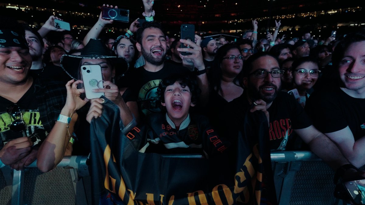 gunsnroses's tweet photo. Houston, it was F'N' good to see you last month! Nice evening with friends 🌹 https://t.co/0QDvovJNy6