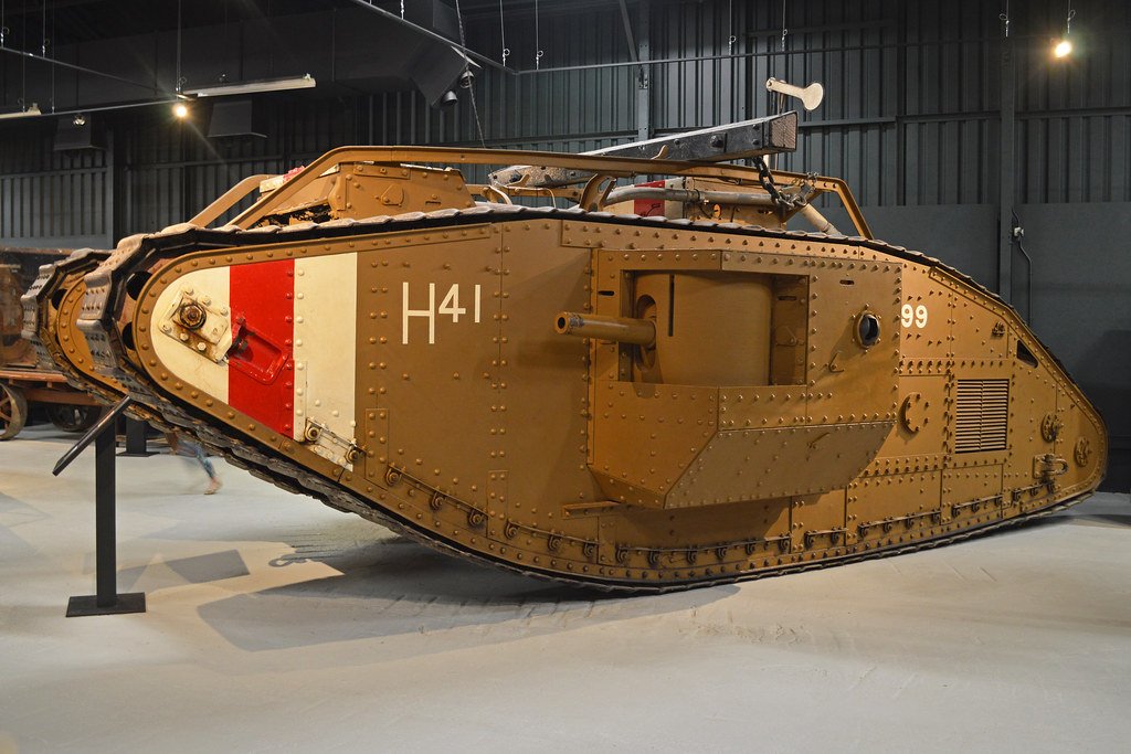 DatosDeTanques's tweet photo. Mark V🇬🇧: Uno de los últimos tanques con forma romboidal, el Tank Mk V, fue diseñado para participar en los ataques planificados en 1919. Con su nueva caja de cambios Wilson permitía que fuera conducido por 1 persona en vez de 2 #Mark #HistoriaTanques #Tanks 🪖 https://t.co/OpVm9eZNpy