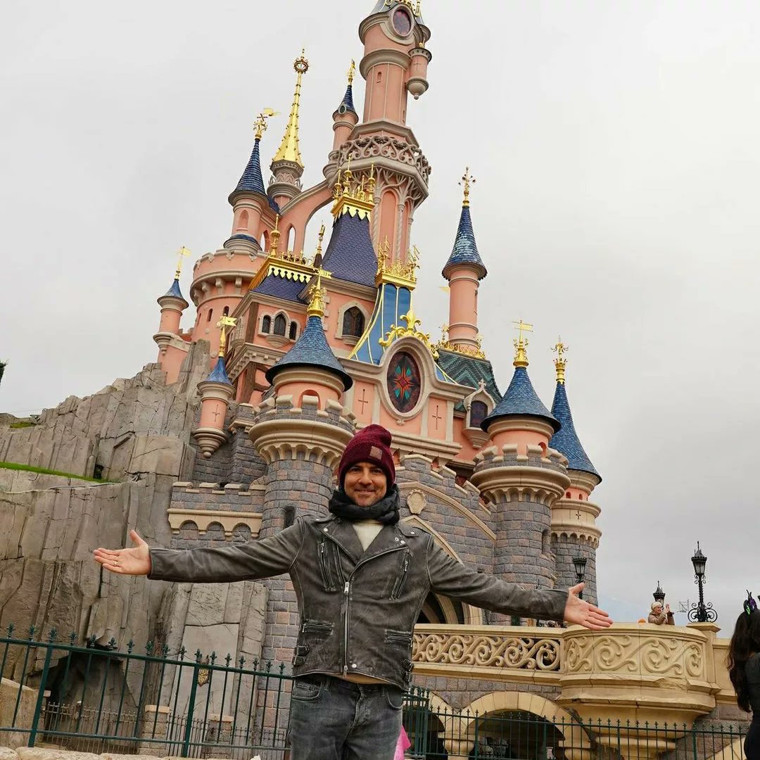 #Repost @davidbisbal with @let.repost 
• • • • • •
Volví a ser niño!😜

@disneydestinos #DisneylandParis ❤️