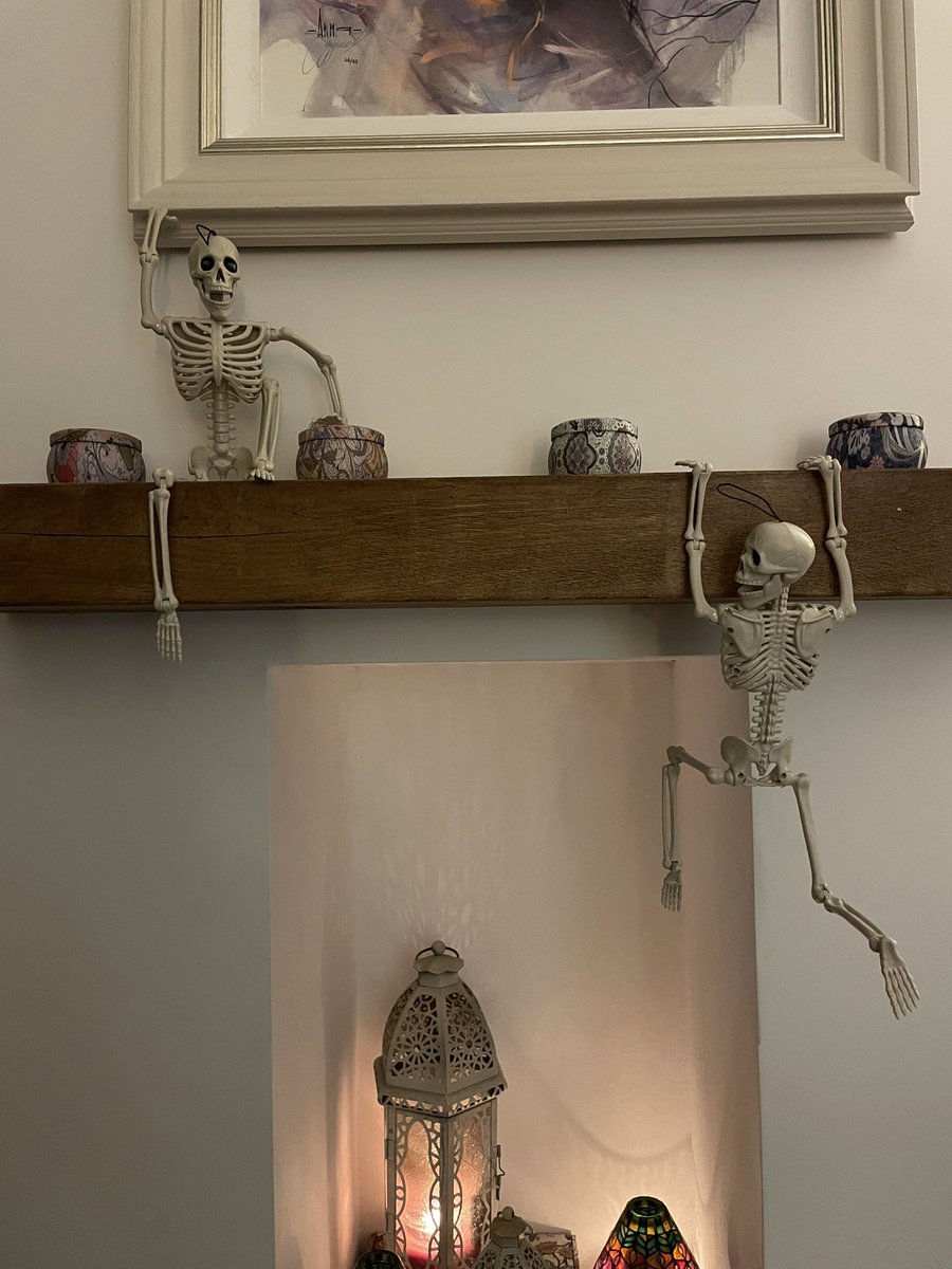 Forget elf on a shelf, hello Raymond and Jeff Death. 

#halloween #skeleton #jeff #raymond #dead #happyhalloween #skeletonclique #hallwaydecor #halloween🎃 #halloumi #elfontheshelf