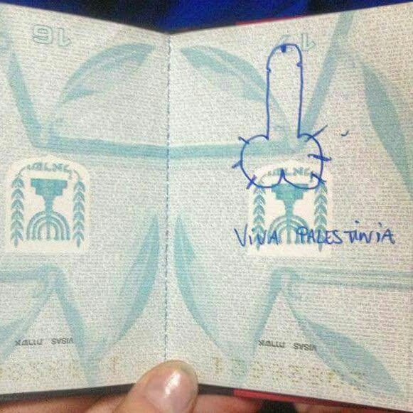 RoiLopezRivas's tweet photo. Prohibido olvidar al agente de emigración chileno que puso esto en un pasaporte de un turista israelí.

Héroe. https://t.co/FkRxkB3o4s