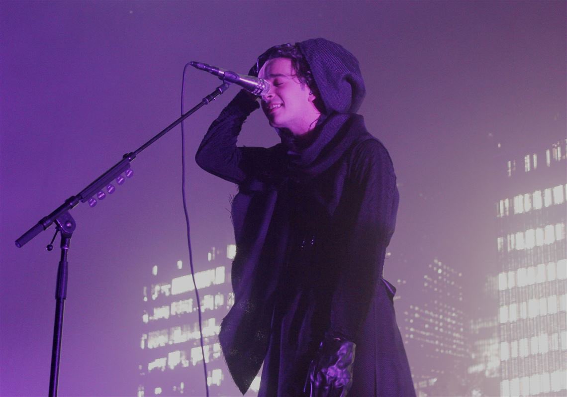 the1975_thteam's tweet photo. Matty Healy as Kylo Ren on Halloween 2016.

#The1975 #KyloRen #StarWars https://t.co/OWQck6ouIH