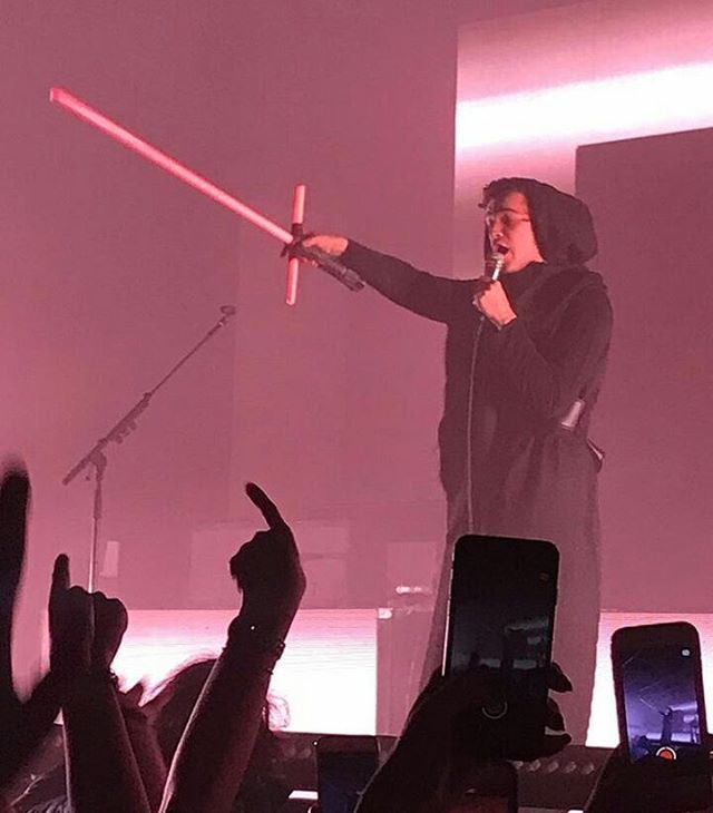 the1975_thteam's tweet photo. Matty Healy as Kylo Ren on Halloween 2016.

#The1975 #KyloRen #StarWars https://t.co/OWQck6ouIH