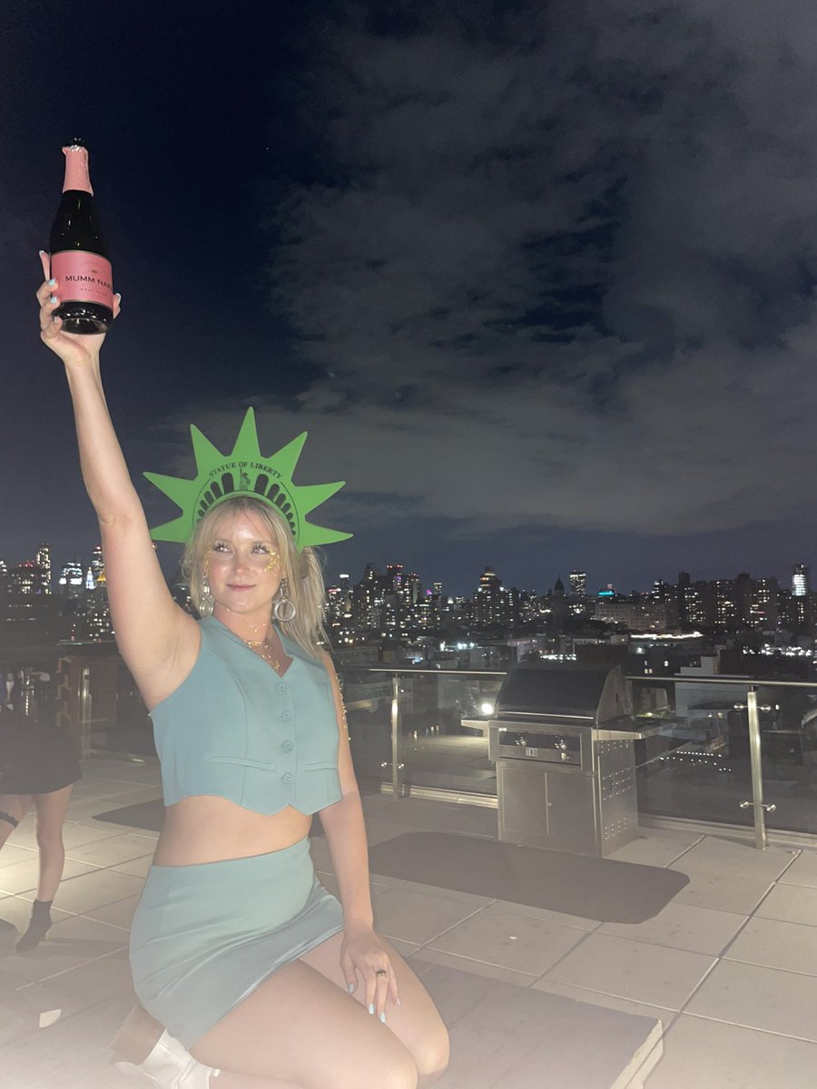 KatieJanner's tweet photo. Happy Halloween 🗽 https://t.co/aVlMkQTPtQ