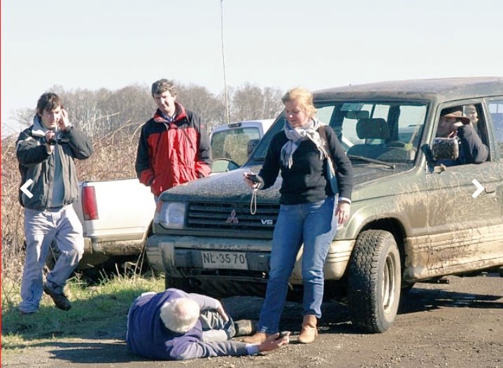 romandelcampo's tweet photo. Las fotos de la pelea entre las familias #Luchsinger y #Mackay x la disputa de un terreno en #Vilcún. Al enterarse de q #DonaldMackay daría una entrevista al #DiarioAustralDeTemuco, 7 integrantes de la otra familia fueron a golpearlo a él y al equipo periodístico. Los retuvieron por cerca de una hora. Una pelea por el control de un terreno entre las familias Luchsinger-Mackay terminó a golpes y con personas retenidas en un fundo de Vilcún. Y después ocurrió el asesinato del #CasoLuchsingerMackay ¡La verdad por más que la escondan en el abismo siempre sale poderosa hacia la luz!🕊️ 🏳️🌈🇨🇱💜 #AraucoTieneUnaPena #ColaInsurrectaChile
https://t.co/0BJcqv1csR