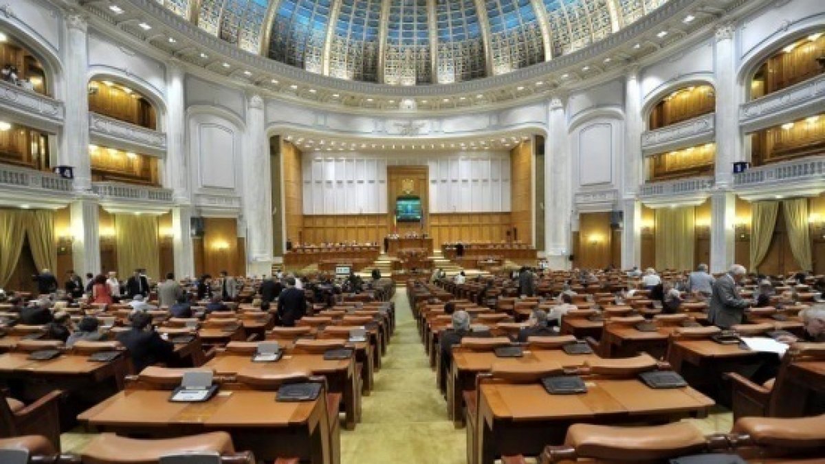 RRInternational's tweet photo. Persoana a cărei #viaţă, integritate fizică sau psihică ori libertate este pusă în #pericol prin acte de violenţă din partea unei alte persoane poate solicita instanţei (personal sau prin reprezentant legal) emiterea unui #ordin de #protecţie. (1/2) https://t.co/Tww37CACxS