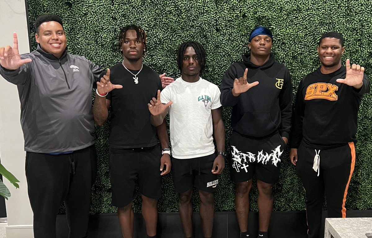 levelupexp_'s tweet photo. Don’t mind us, just hanging with a couple of #EastsideBoys after a huge game 😏
Thanks for coming out and visiting the team!
@unexpectedkb9
@H_Cedric8
@TheChrisBarnes1
The Level Up Exp Podcast will be available later this week!
#LevelUpExp #Podcast #TXHSFB #Eastside #HTown https://t.co/w5VSPjQfLY