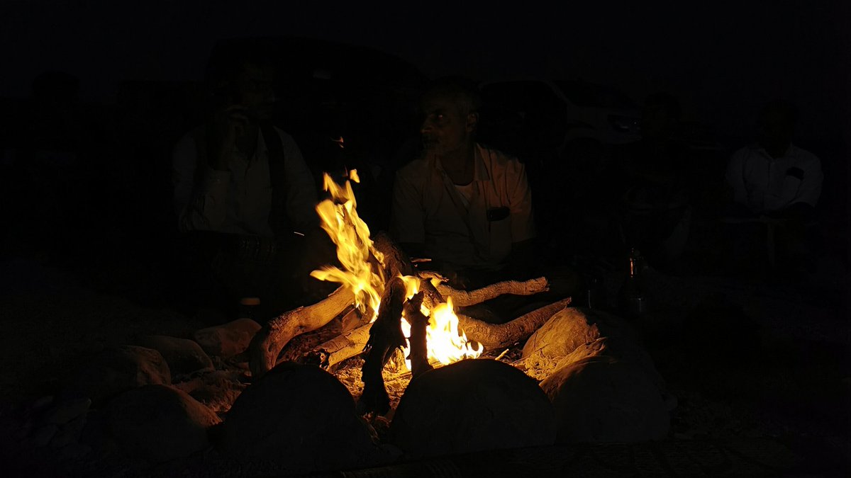 #للمجارة

لولا قسى البرد ماشبينا حطبنا
ولولا نار الشوق مازهمنا عليكم

محدٍ حس بالجمر ولاحدٍ سمعنا
ولاحدٍ قال عسى ربنا يشافيـكم

#عبدالله_الكثيري
#قصيد