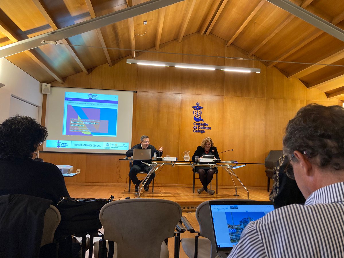 19/10 Agustín Azkarate participó del  foro «Pensar el mundo desde Galicia» junto a Teresa Táboas. Coordinación: Rebeca Blanco Rotea <a href="/consellocultura/">Consello da Cultura Galega</a>  
catedraunesco.eu/actualidad/ref…
#patrimonio #identidad #territorios