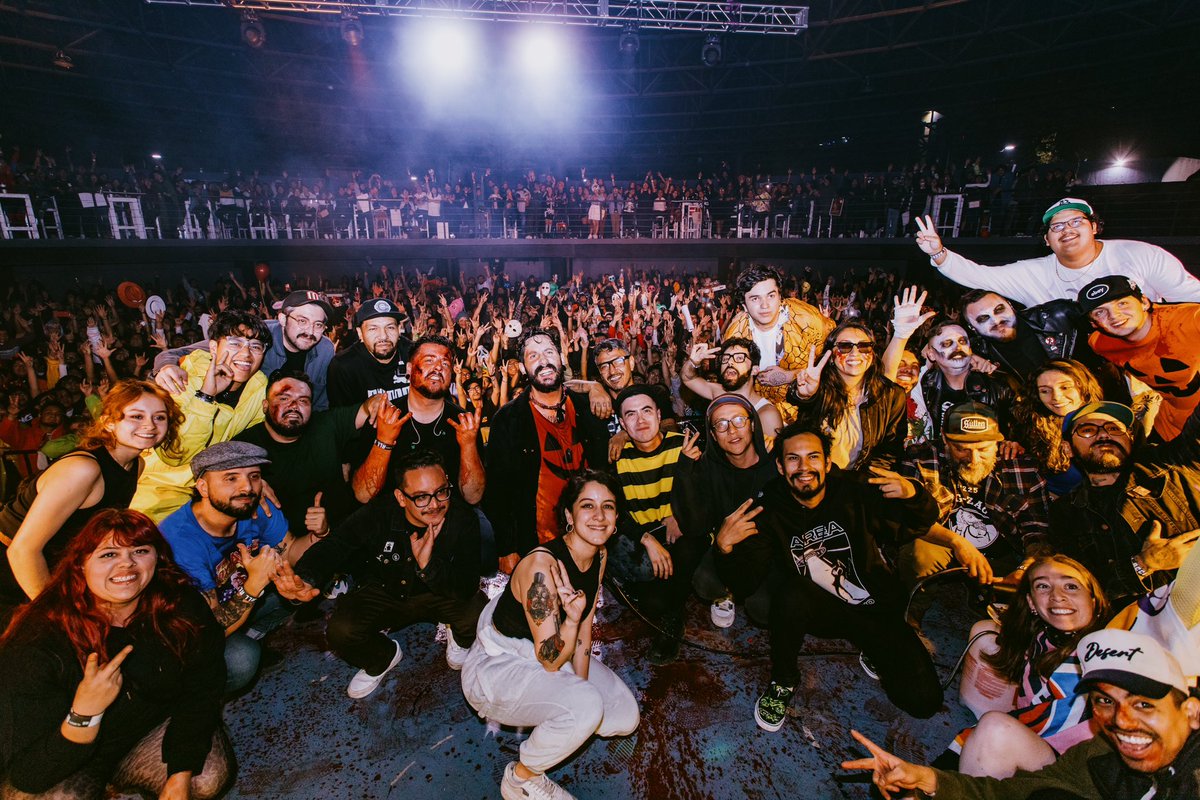 No quería poner nada del show del viernes hasta terminar el fin de semana porque aún quedaba un show en Guadalajara y el agotamiento fue tal que no quería que mi cerebro bajara la guardia. 

Que noche carajo.