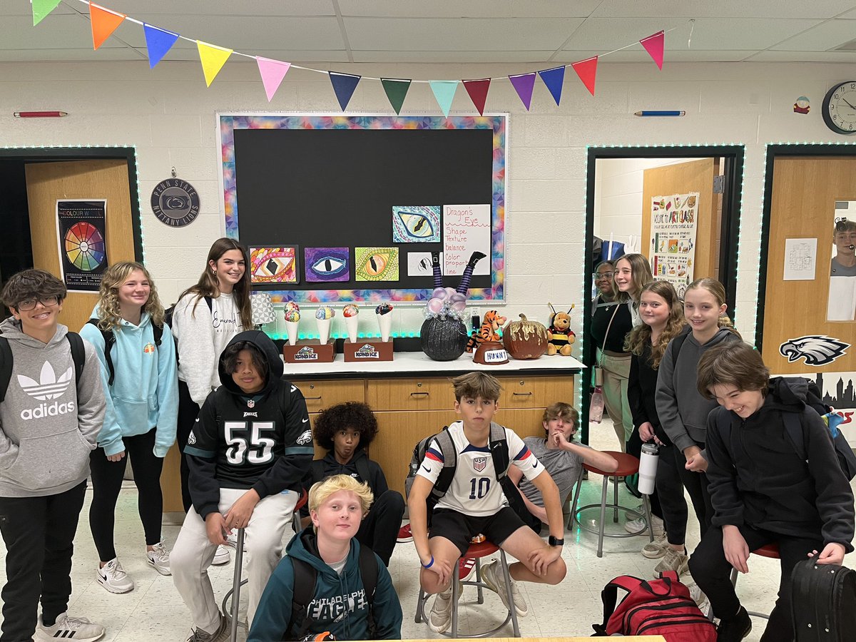 MsLoeperSLMS's tweet image. Ms Loepers Advisory pumpkins 2023 edition! “Sugar, Spice, and Everything nice” Kona Ice snow cones, Witches brew, and Winnie the Pooh!