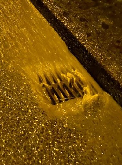 tacianadiaz7's tweet photo. Los vecinos de As Somozas denuncian que, tras el incendio de Sogarisa, [planta de tratamiento de residuos peligrosos de #Galicia], los tóxicos están llegando al río y acuíferos #sogarisa #somozas #MedioAmbiente https://t.co/sAPVLUeUuk