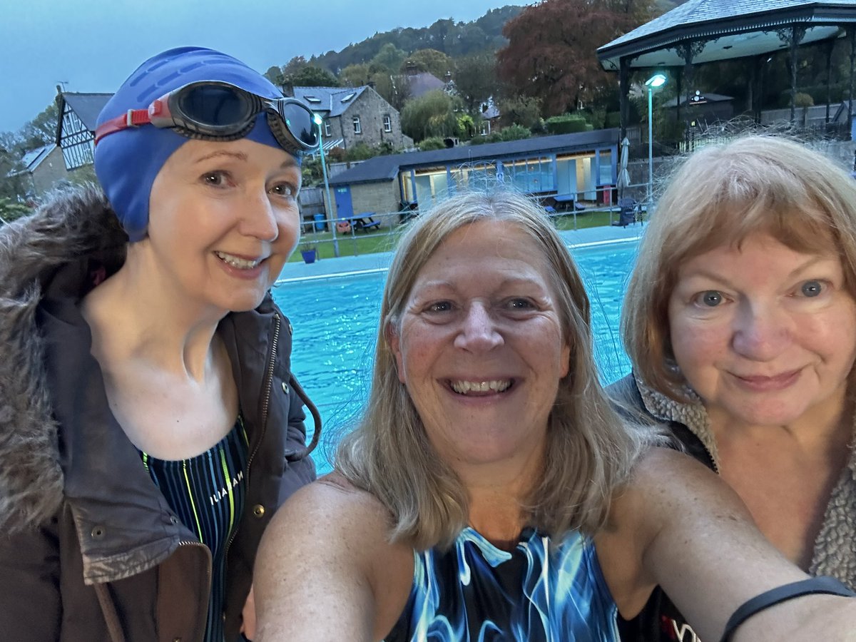 lizcarnage's tweet photo. Nice day out at Hathersage. https://t.co/vkykaoGa5W