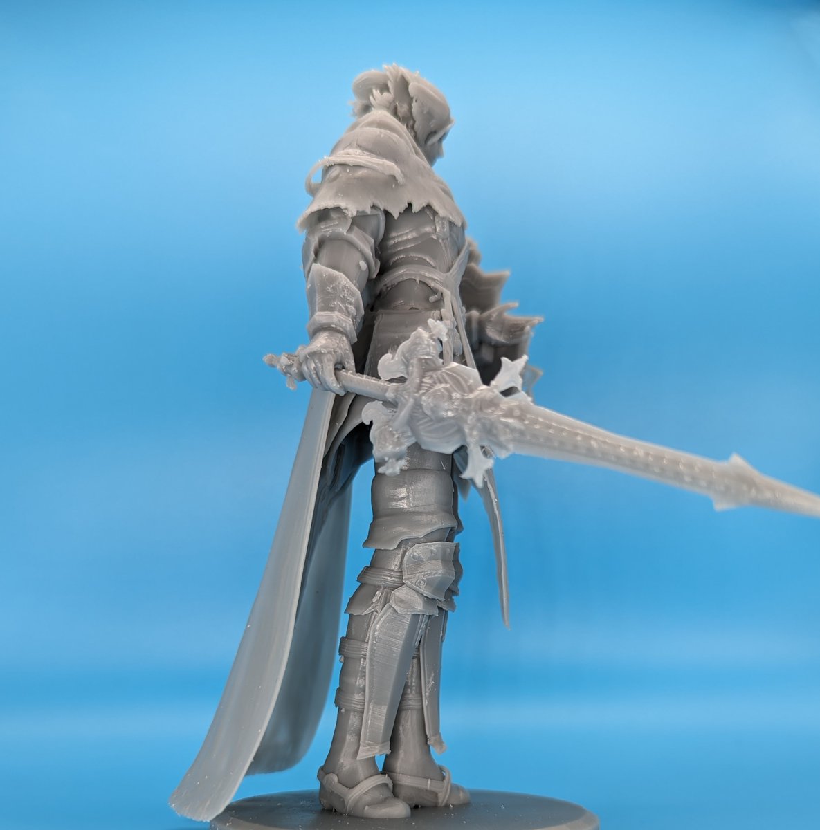 ByakkoMakes's tweet photo. One of my recent #FFXIV Warrior of Light figurine commissions. Pics of model and printed. This time they requested unprimed, so they could paint it themselves! 

Commissions are open, check my Carrd or Etsy for details!

Re-tweets appreciated!

#FFXIVART #commissionsopen  #ff14 https://t.co/y5jAJdXZ30