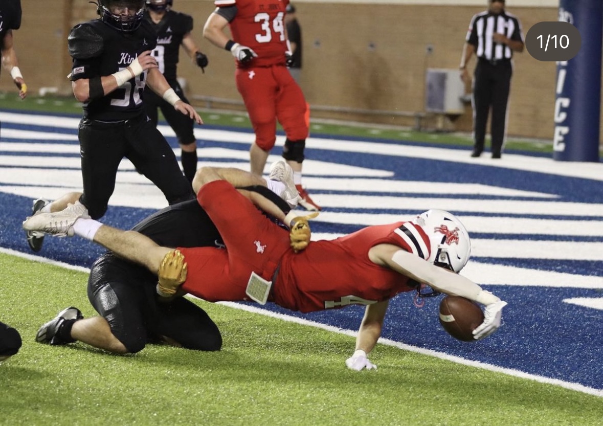 Over both defenders full extension to score.
📸 cred: Maureen Ebaugh 
<a href="/Coach_Veltri/">Kevin Veltri</a> <a href="/mquinnQB/">Mike Quinn</a> <a href="/CoachMaloneJ/">Jeff Malone</a> <a href="/justinallen_13/">Justin Allen</a> <a href="/jstew2234/">Jstew🫳🏾🎤</a>