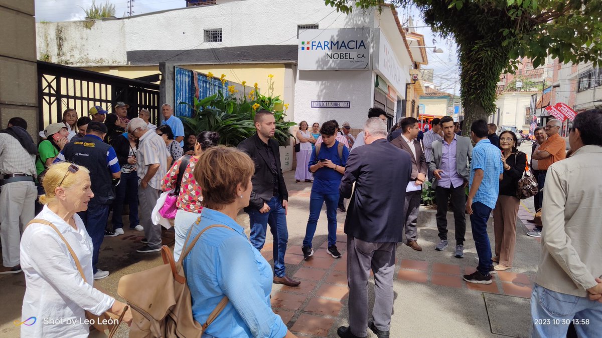 #30Oct..Distintos dirigentes políticos y gremios universitarios se han hecho presente frente a la sede del Ministerio Publico para acompañar a los profesores #ULA Argeno Prat y Ana Luzmila Trujillo miembros de la Comisión Nacional de Primarias en #Mérida