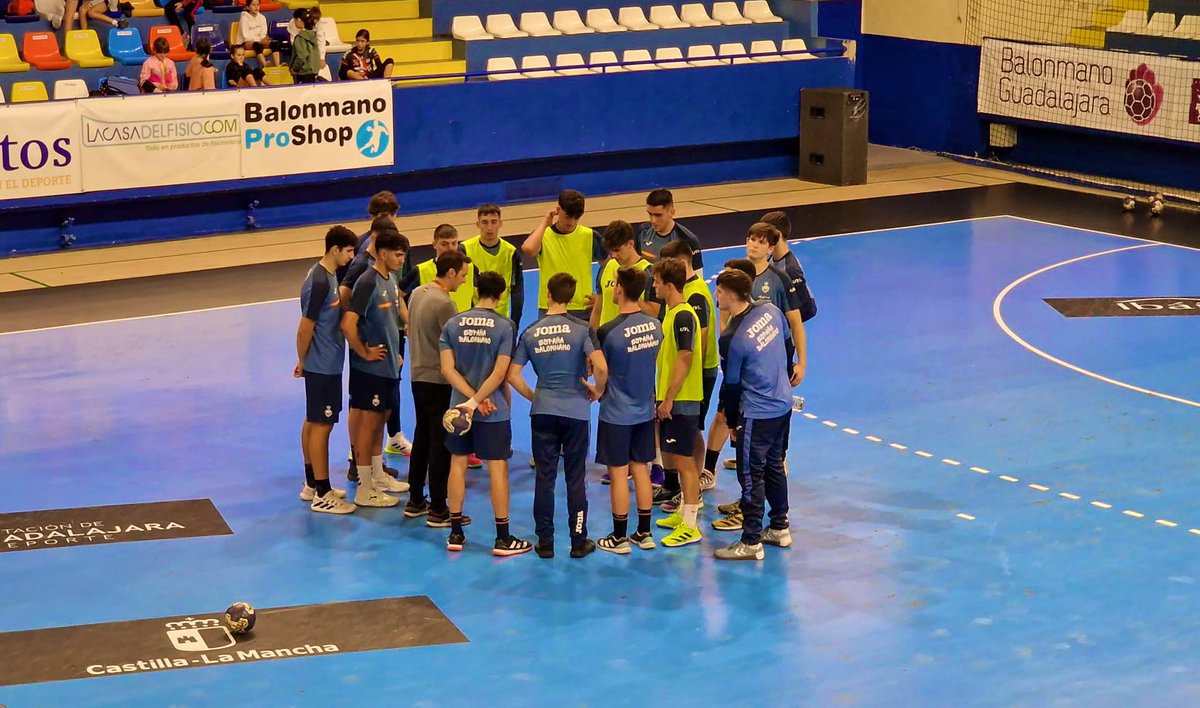 RFEBalonmano's tweet photo. 🙌🏼 ¡Los #HispanosJunior🇪🇸 inician la concentración en Guadalajara!

🤾🏽‍♂️ Primera sesión de pista para los de @Jabato17 en una semana de trabajo marcada por los amistosos ante @bmguadalajara y @atlvalladolid 

📆 2 y 3 Noviembre 

#Balonmano #HispanosJunior https://t.co/hoI8nyJ3ta