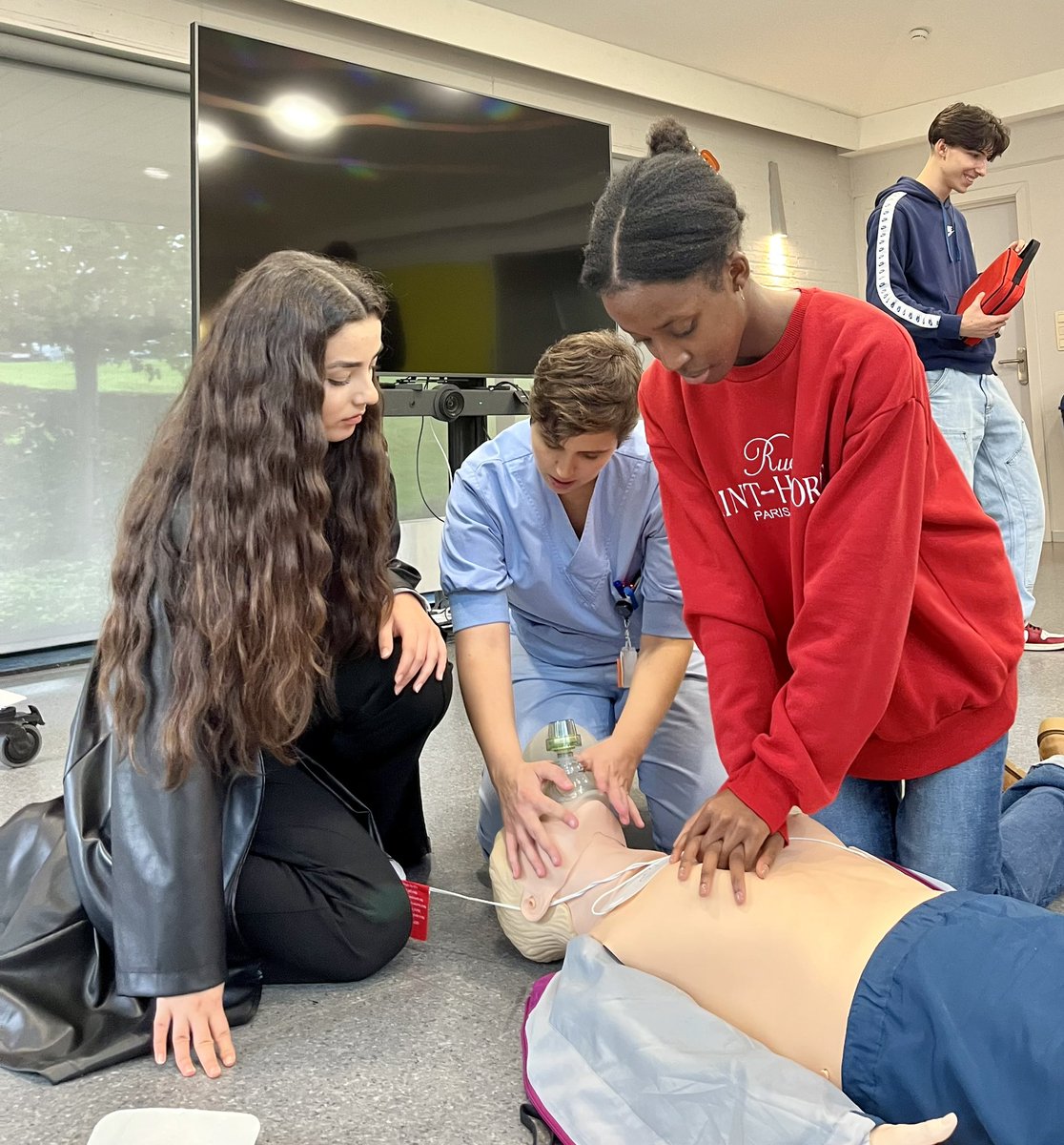 Studenten derde graad ontdekken de @VUBrussel Fac. Geneeskunde campus tijdens de herfstvakantie ▶️ Tuurlijk zetten we ons UZ 🏥 graag open om de ikworddokter.be generatie van morgen te inspireren #uzbrussel #VUB #geneeskunde