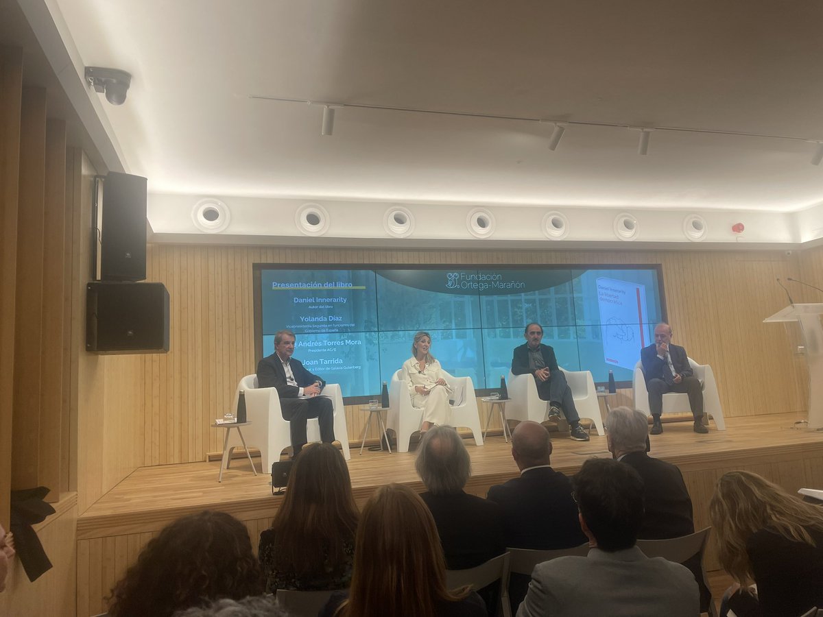 Presentación del libro del @daniInnerarity “La libertad democrática”. En la @fortegamaranon Con @Yolanda_Diaz_ @JATorresMora y Joab Tarrida.