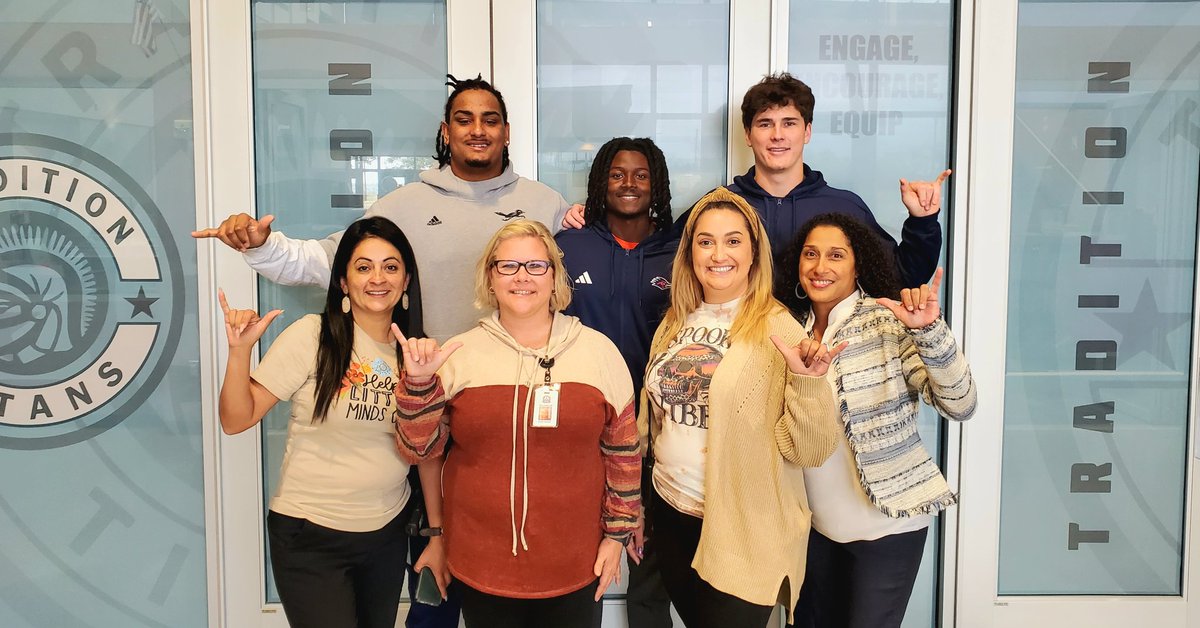 Thank you @TraditionTitans & @ECISDtweets for the wonderful partnership! So glad the kids enjoyed the @UTSAFTBL & @BEACHAMPIONINC Champion Athletes visiting with them. Looking forward to the next one! #BirdsUp 🤙 #ECISDproud