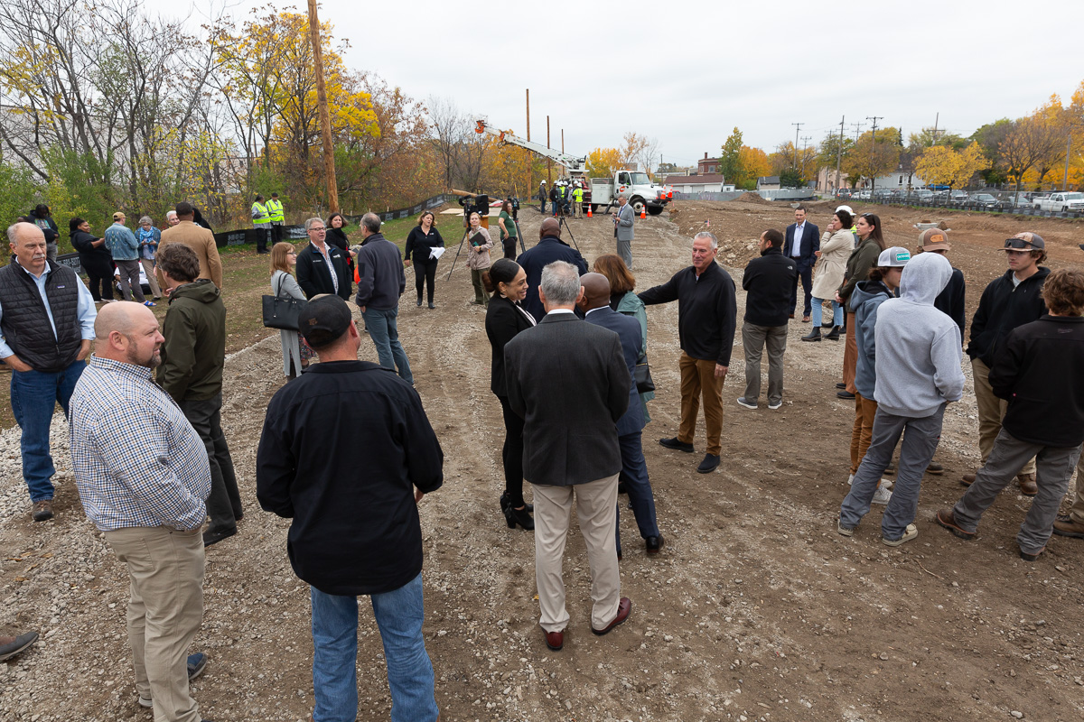 matcmilwaukee's tweet image. Milwaukee and MATC leaders braved the rain last Wednesday as they celebrated setting the sixth and final telephone pole for MATC's Electrical Power Distribution Training Center!⚡

Watch the news coverage: bit.ly/3QDSpb9

#MATC #metcalfe
