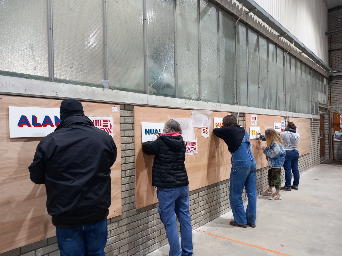 TradSkillsNI's tweet image. 🤓 Brilliant day today getting an introduction to #signwriting from professional #signwriter Joha Mune! 

We began by getting to grips with posture and different strokes before being let loose on our own boards! 
🎨🖌

🙏 Thank you to Joha &amp;amp; all the fab participants 👏👏