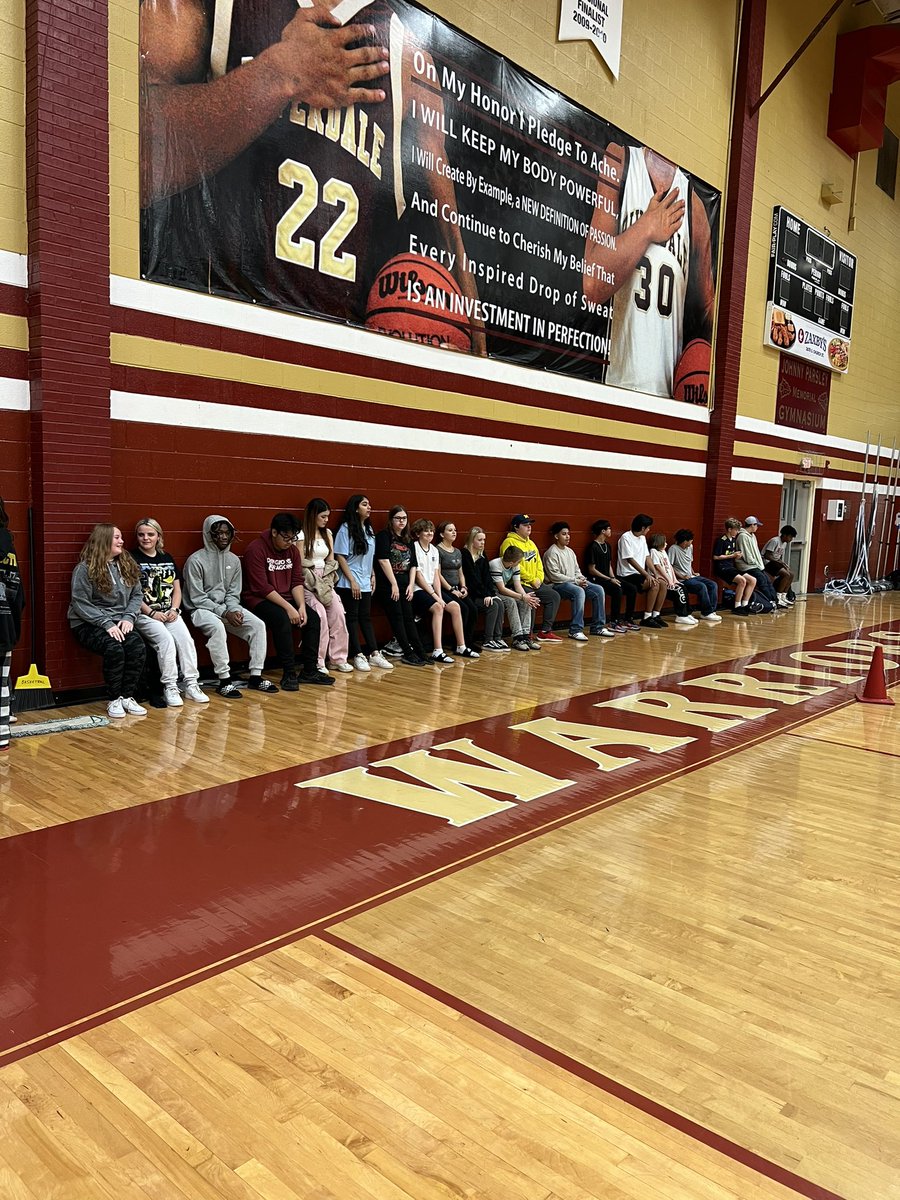 JoshuaBugg4031's tweet photo. Fitness circuits before our indoor frisbee  activity today in DALE YEAH P.E. at @RiverdaleHighTN @Kendrick_1752 #LetsGetBetter https://t.co/lTicBtMYi3