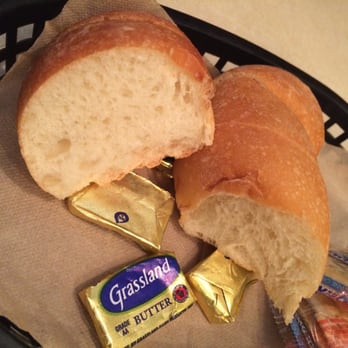 TroySoprano's tweet image. I want Avantis bread and the old butter they used to have. Whatever they have now is not the same. Avantis may be trash, but that bread is fucking fantastic #BreadPosting #GrasslandButter