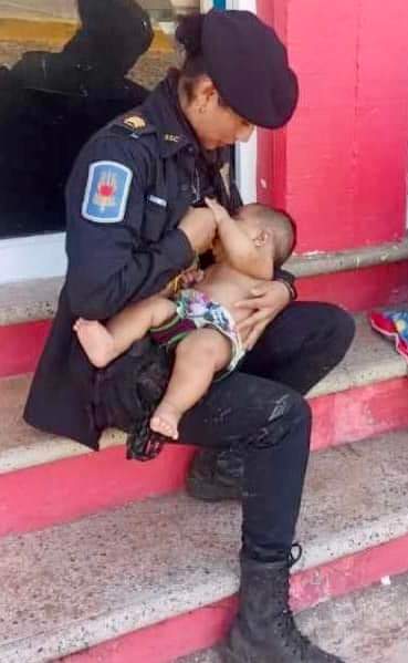 LIBRAVER23's tweet photo. #Policía de CDMX amamanta  a bebé de #Acapulco; no había comido en 24 horas
La oficial Arizbeth fue abordada por una mujer que se encontraba desconsolada y llevaba en brazos a su hijo.

Al borde del llanto le platicó a la oficial que el menor no había probado alimento. https://t.co/3yyvcM2LMs