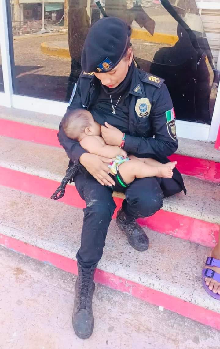 LIBRAVER23's tweet photo. #Policía de CDMX amamanta  a bebé de #Acapulco; no había comido en 24 horas
La oficial Arizbeth fue abordada por una mujer que se encontraba desconsolada y llevaba en brazos a su hijo.

Al borde del llanto le platicó a la oficial que el menor no había probado alimento. https://t.co/3yyvcM2LMs