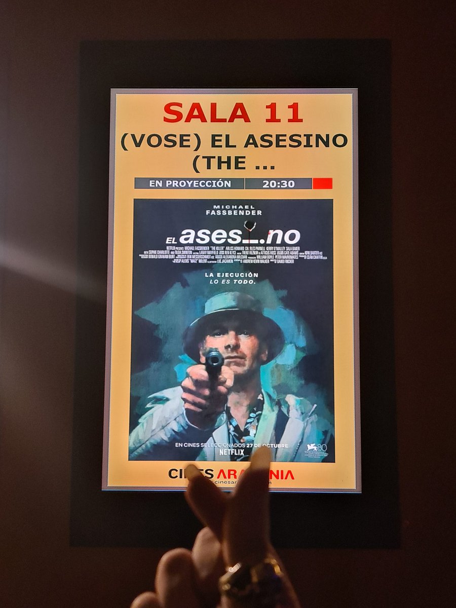 Llegue apuradiiiisimo a la sesion, pero vaya sesionnn!! Directa a mi Top 5 de Fincher.. Fassbender impecable detallando su 'trabajo' de forma quirurgica.. Fantastica.. Una verguenza para los cines españoles que solo se hayan distribuido en 20 salas.. @cinespalafox no falla!! ❤️