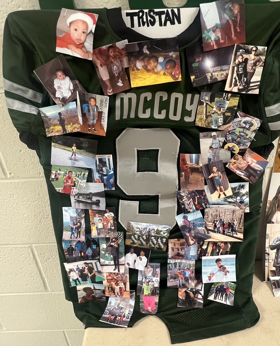 CollinsHillFB's tweet photo. In honor of Senior Week we will be honoring our seniors. Today’s Senior Spotlight is….

Senior WR - Quentin Grambo @QuentinGrambo 

Senior OL - Logan Arnold @LoganArnold_ 

Senior DL - Matthew Kitt

Senior TE/FB - Tristan McCoy

#FORTHEHILL 

@SwickONE8 @darealcoachcam1 https://t.co/pamQDq7G5o