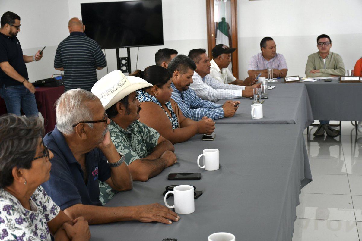 LuzDaryQuevedoM's tweet photo. Sostuvimos una importante reunión con productores agrícolas del sur de Morelos para abordar la crisis en el campo. 

Escuchamos sus necesidades y desafíos, y nos comprometimos a buscar soluciones en conjunto pues valoramos la labor de los sectores productivos. https://t.co/dYsIkFKA0X