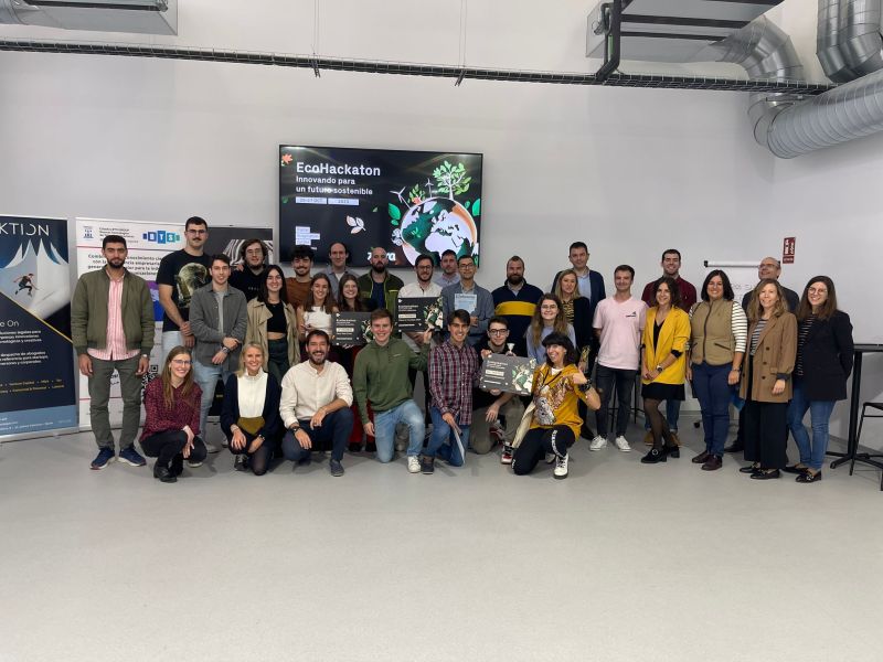 AktionLegal's tweet photo. ➡Los días 26 y 27 de octubre, vivimos momentos emocionantes en la primera edición del #EcoHackathon organizado por #ZebraVentures.
Nuestra compañera, @MariaAbenia, participó como mentora y miembro del jurado, brindando su apoyo a emprendedores y estudiantes. 🚀🙌 https://t.co/P0Rrx3su3n