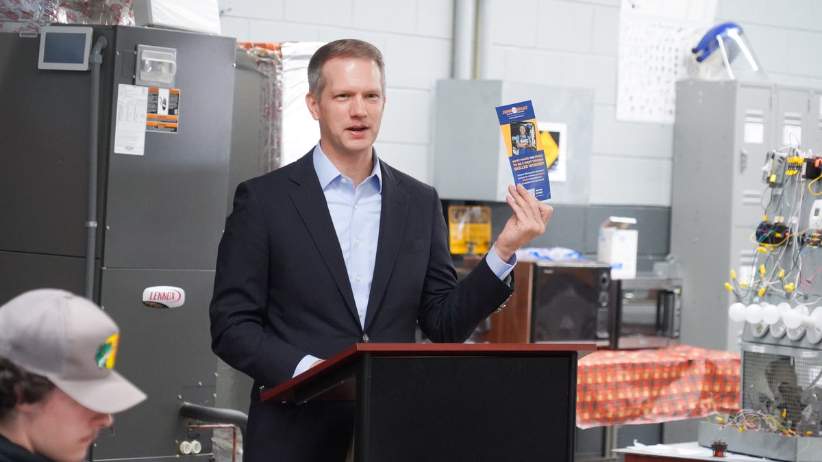 WVTreasury's tweet image. State Treasurer Riley Moore visited with HVAC, automotive, and electrical students at James Rumsey Technical Institute last week to share how @WVJumpstart’s new contest celebrates West Virginia&apos;s blue-collar workforce! 🛠

#BuildingASkilledWorkforce