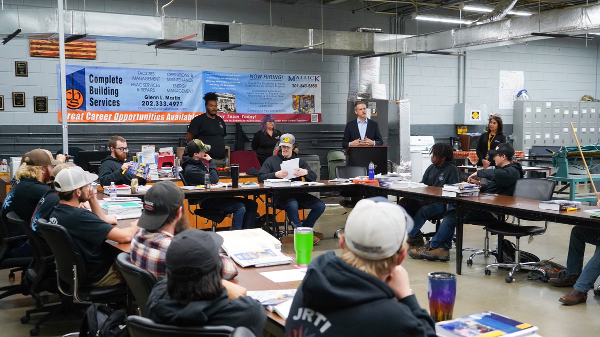 WVTreasury's tweet image. State Treasurer Riley Moore visited with HVAC, automotive, and electrical students at James Rumsey Technical Institute last week to share how @WVJumpstart’s new contest celebrates West Virginia&apos;s blue-collar workforce! 🛠

#BuildingASkilledWorkforce