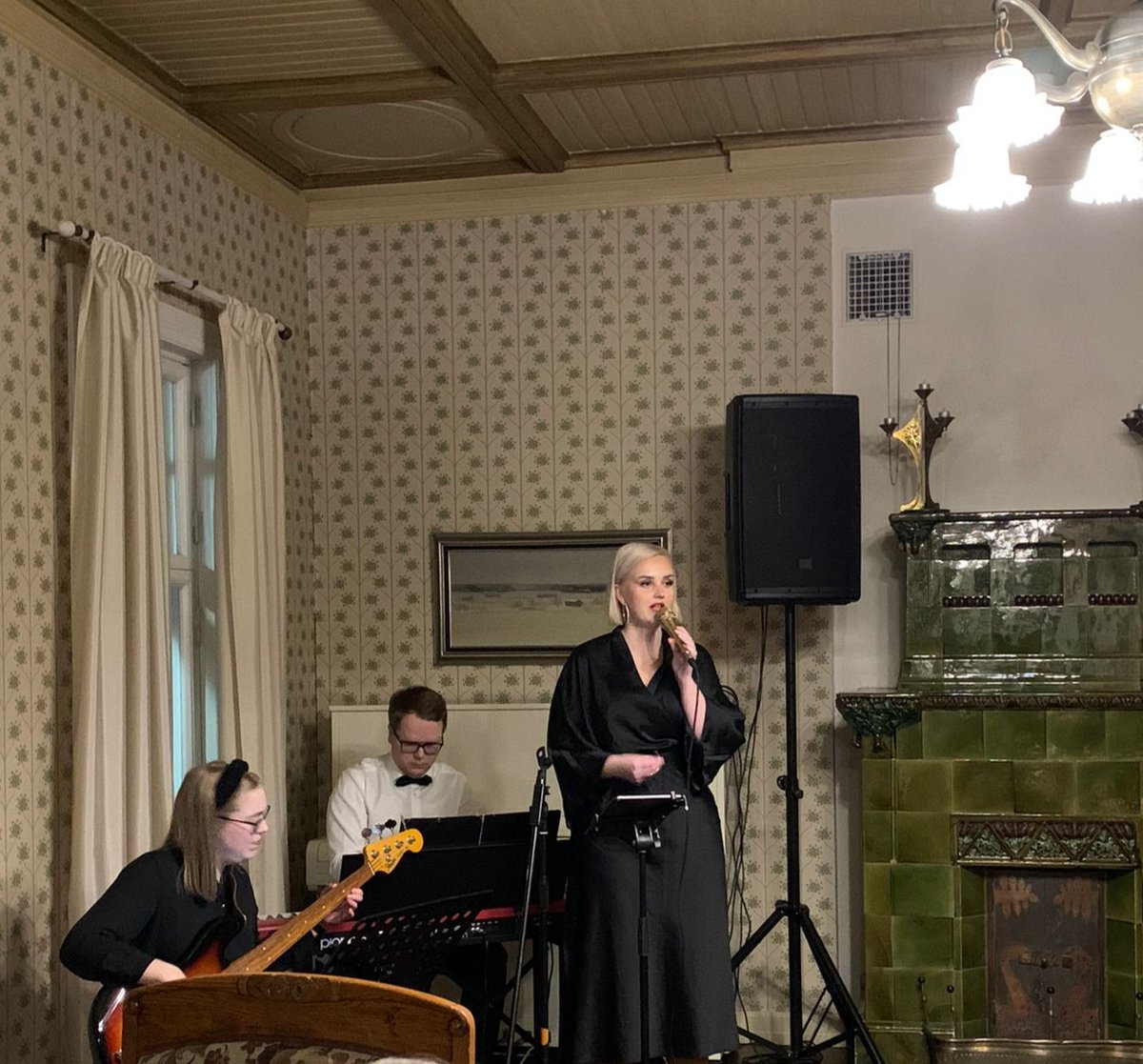 Syyscocktaileilla <a href="/UEF_Business/">UEF Business School</a> opiskelijoita, henkilökuntaa ja alumneja viihdytti soul- ja funk- musiikilla UEF Orchestra RytmiHäiriköt - <a href="/UniEastFinland/">University of Eastern Finland</a> Joensuu Big band opiskelijaorkesteri. Kiitos Optimi!