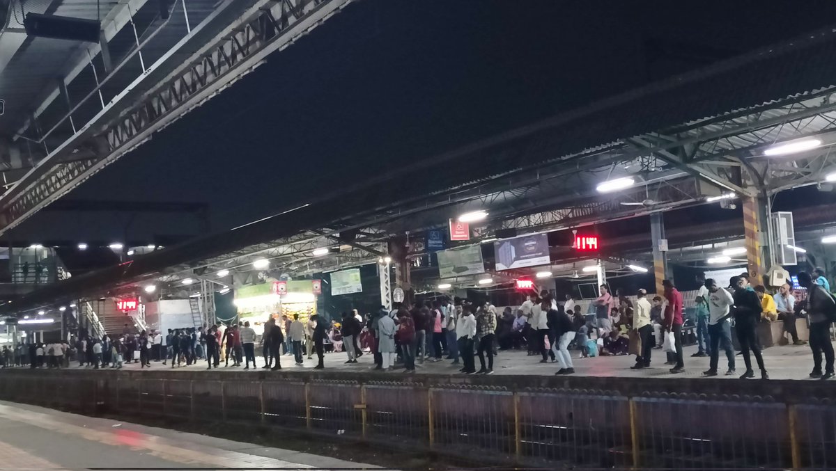joshi2212's tweet photo. Current state of Western Railways
@drmbct @WesternRly @AshwiniVaishnaw https://t.co/6BcEDeCqNa