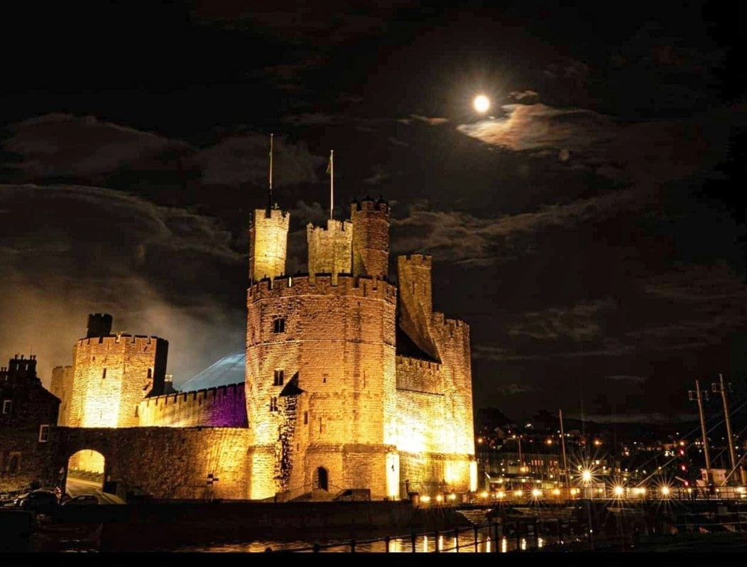 Lazer beams and full moon over Caernarfon Castle. @S4Ctywydd @BBCWthrWatchers @Ruth_ITV @SabrinaJayneLee @ItsYourWales @Sue_Charles @BBCCymruFyw @VisitCaernarfon @VisitWalesBiz @visitwales @Cymruwrthgalon @WalesCoastPath @kasefiltersuk