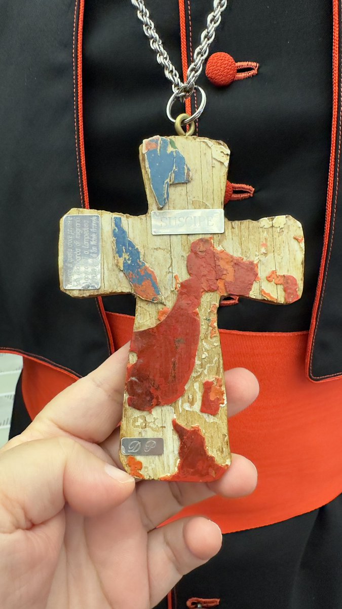 Hice esta foto a la cruz del cardenal Michael Czerny porque me impresionó mucho. Está hecha de la madera de un bote de inmigrantes que llegó a Lampedusa. Impresionante.