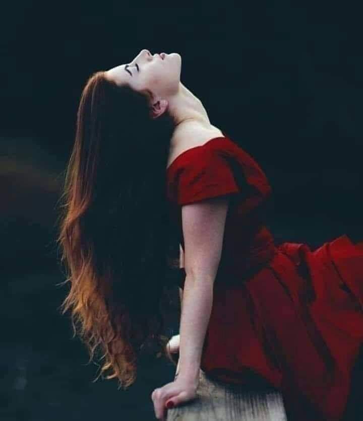 أَودُ أَن أَنهي كُل الأحاديث الداخلية بيني وبينَ نفسي .؛
لا أريدُ التفكير ولا النِقاش معَها .؛
أريدُ الهربَ منها والصمتّ فقط ..💔