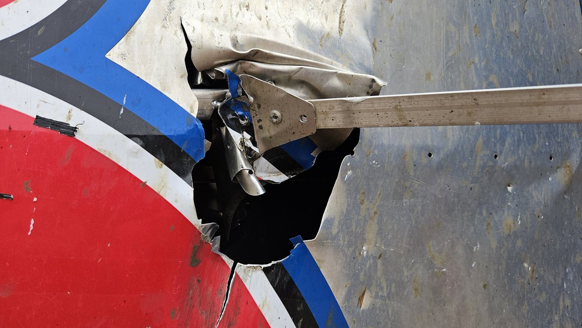 dannydietrich's tweet image. Testament to @TitanWings and the center structure Saturday night. Glad this thing held up the last 20+ laps. No one will change my mind. The new fire bottle is a joke and just a @WorldofOutlaws money maker. Stupid. They go off one their own and fall off cars. Waste.