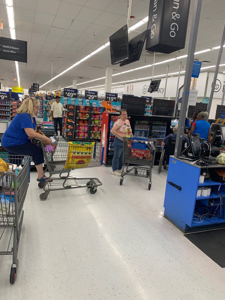 CelebCatwalk's tweet photo. @Walmart @WalmartWorld store #1244 what’s going on?!?!?!?! ZERO help in fabrics…no cashiers working!!! Send help😳😳😳😳 https://t.co/kAIjtzibt8