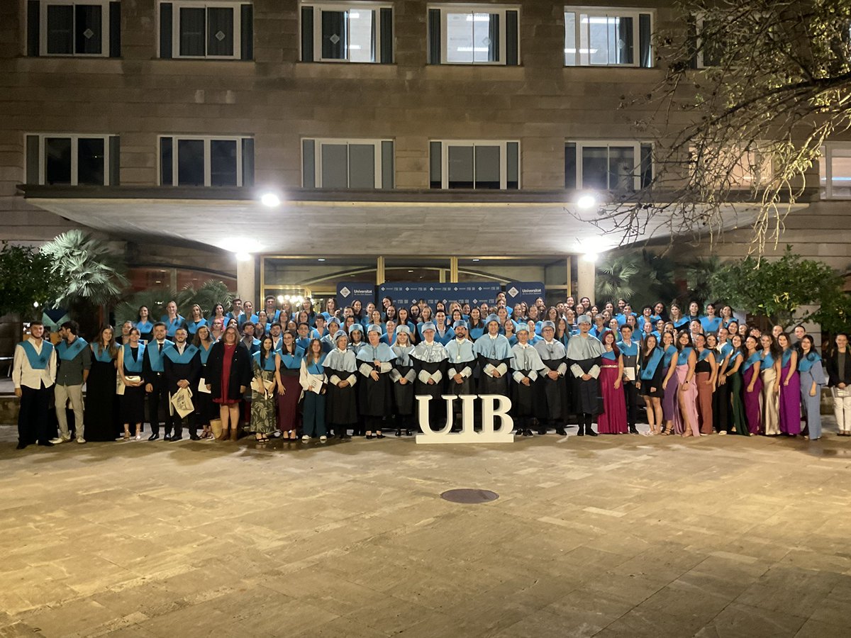 UIBuniversitat's tweet photo. 🙌 Ha estat un plaer tenir-vos amb nosaltres aquests anys! Recordau que ja sou part de la família #SempreUIB #GraduacionsUIB. Enhorabona i força! 🎓🙌 https://t.co/vtzNOMNyw5