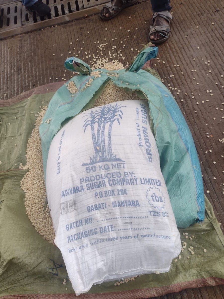 KRACorporate's tweet photo. #KRAUpdate

We intercepted 17 bags of sugar at the road block today at Namanga. The top bags were concealed in bags of maize and beans. https://t.co/ogcDtmtjen