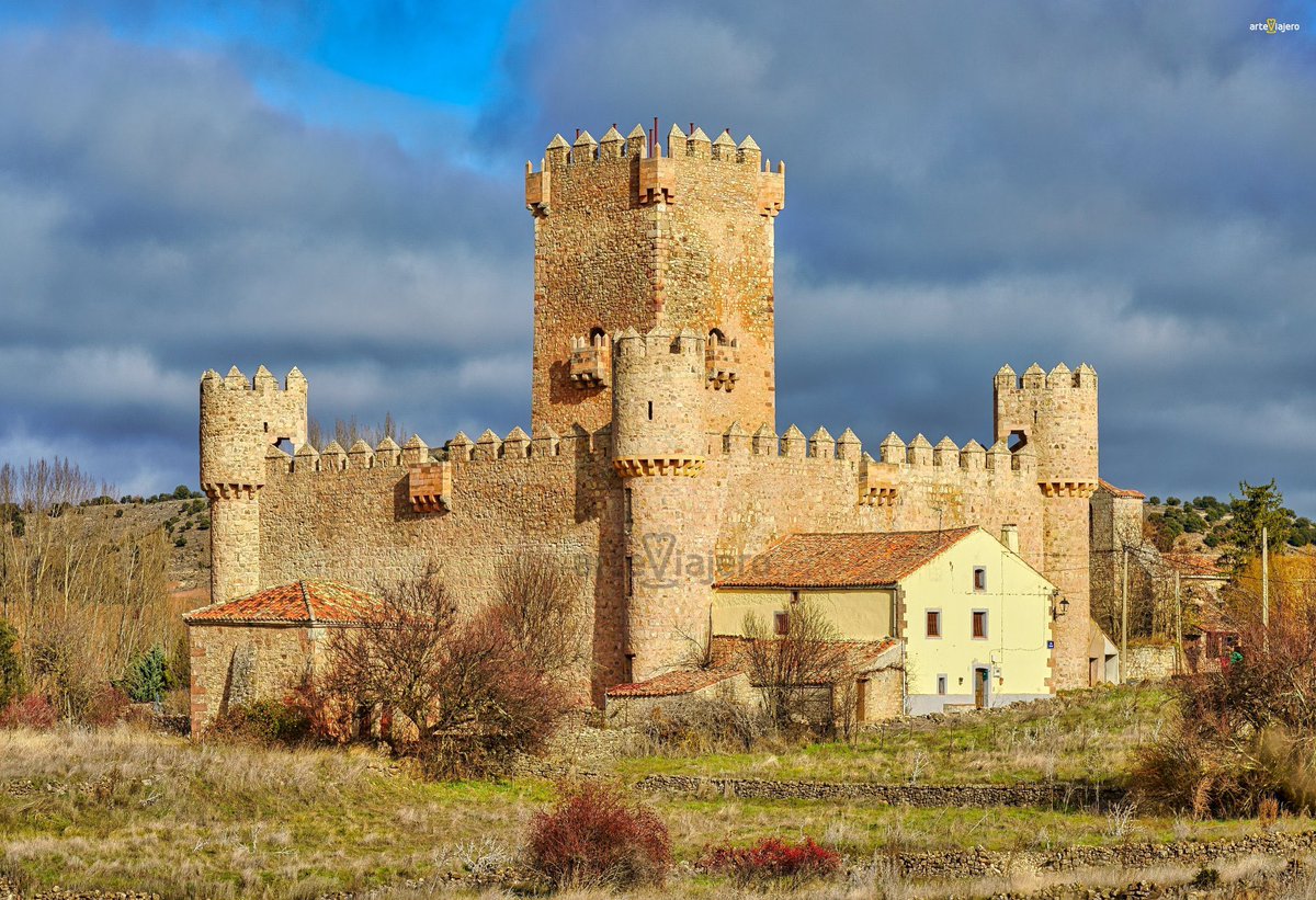 arteviajero_com's tweet photo. Castillo de Guijosa, considerado como una de las fortalezas medievales mejor conservadas de #Guadalajara.
Este notable ejemplo de arquitectura gótica fue construido junto al Castro Celtíbero de Castilviejo, muy cerca de Sigüenza
#FelizLunes #photograghy https://t.co/jbdvRfENHu