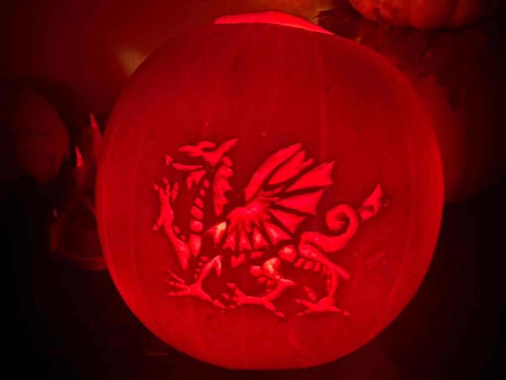 TonyThompsonTSE's tweet image. I said I'd get a better image after dark, here it is!

May your ancestors smile upon you tomorrow night.

Calan Gaeaf hapus pawb! 🏴󠁧󠁢󠁷󠁬󠁳󠁿🎃🏴󠁧󠁢󠁷󠁬󠁳󠁿

#CalanGaeaf #Halloween #Cymru #Wales